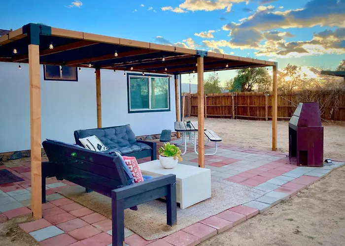 Twin Palms Desert Getaway - Jacuzzi, Fire Pit, Meditation Room & More