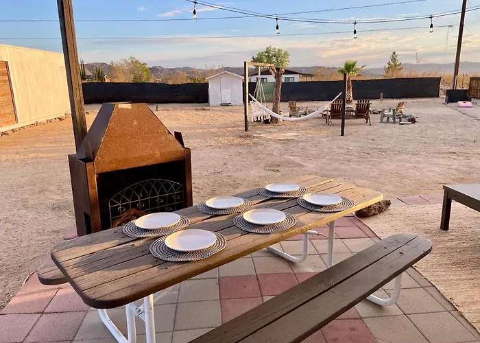 Twin Palms Desert Getaway - Jacuzzi, Fire Pit, Meditation Room & More